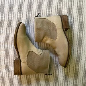 Aldo womens boots. Size US 8. Color - Beige